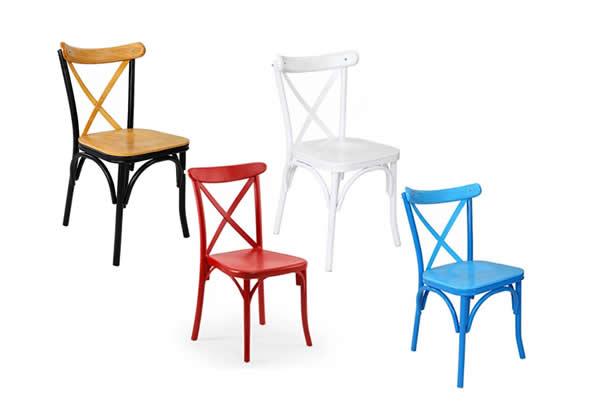 ahşap oturaklı ve sırtlıklı sandalye