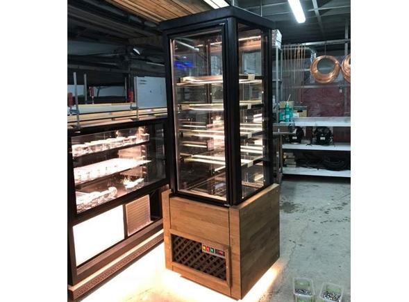 Dekorlu Dik Yaş Pasta Dolabı