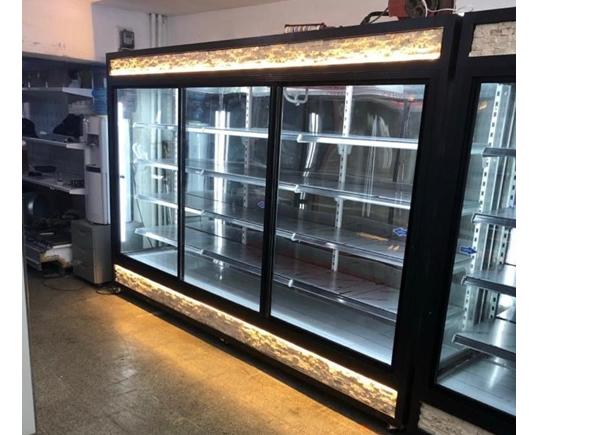 Siyah Gövdeli Aydınlatmalı Sütlük Dolabı